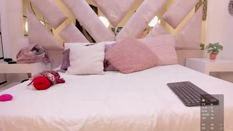 Marianee Rousse  online show from October 2025 10:32:02 PM