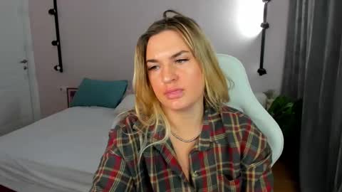 Snapshot of mariel_lie chatting on March 2026 01:42:02 AM Mariel online show from March 2026 01:42:02 AM