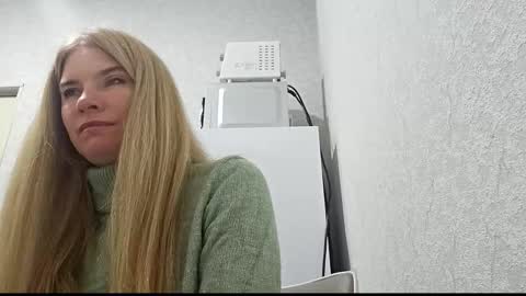 Snapshot of marinaobscura chatting on October 2025 08:09:02 AM Emma online show from October 2025 08:09:02 AM