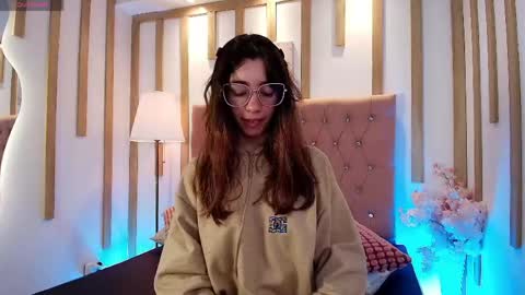 Snapshot of marinette_lux chatting on May 2026 12:57:01 PM marinette online show from May 2026 12:57:01 PM