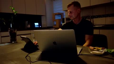 markcgn242649 online show from April 2026 06:27:01 PM