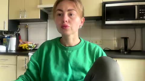 Snapshot of martaluna_ chatting on April 2026 12:00:02 PM Marta online show from April 2026 12:00:02 PM
