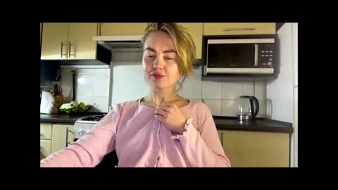 Snapshot of martaluna_ chatting on April 2026 09:10:02 PM Marta online show from April 2026 09:10:02 PM