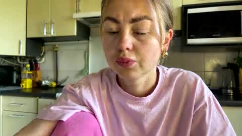 Snapshot of martaluna_ chatting on May 2026 01:05:02 PM Marta online show from May 2026 01:05:02 PM