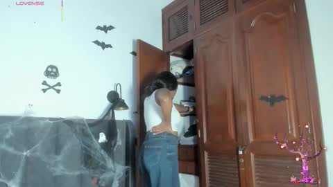 Snapshot of martina_jackson_ chatting on October 2025 07:53:02 PM Laura online show from October 2025 07:53:02 PM