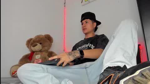 mateo_escobar online show from November 2025 01:42:02 PM