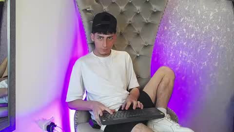 mateo mitchell online show from October 2025 04:56:02 AM