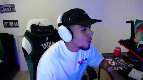 Snapshot of matias_bianco01 chatting on November 2025 06:05:02 AM matias online show from November 2025 06:05:02 AM