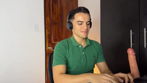 Snapshot of max_lancaster chatting on December 2024 11:05:02 PM Max Lancaster online show from December 2024 11:05:02 PM