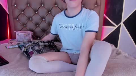 Snapshot of max_lover1 chatting on December 2024 05:51:02 PM Max lover1 online show from December 2024 05:51:02 PM
