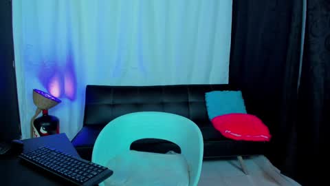 Snapshot of max_wild01 chatting on February 2025 10:04:02 AM MAX online show from February 2025 10:04:02 AM