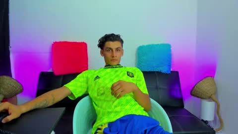 Snapshot of max_wild01 chatting on September 2025 06:02:02 AM MAX online show from September 2025 06:02:02 AM