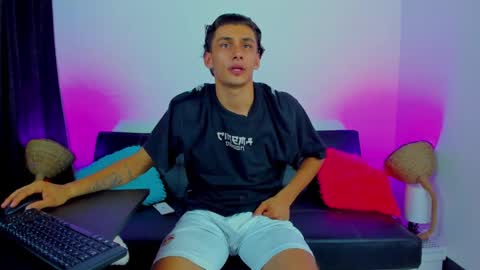 Snapshot of max_wild01 chatting on September 2025 01:43:01 AM MAX online show from September 2025 01:43:01 AM