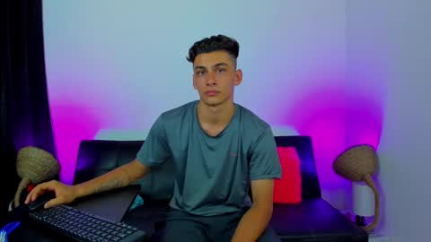 Snapshot of max_wild01 chatting on October 2025 06:54:02 AM MAX online show from October 2025 06:54:02 AM