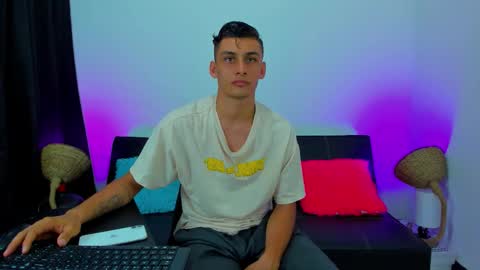 Snapshot of max_wild01 chatting on October 2025 05:32:02 PM MAX online show from October 2025 05:32:02 PM