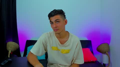 Snapshot of max_wild01 chatting on October 2025 05:38:02 AM MAX online show from October 2025 05:38:02 AM