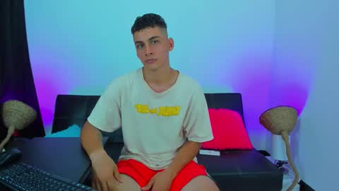 Snapshot of max_wild01 chatting on October 2025 03:00:01 PM MAX online show from October 2025 03:00:01 PM