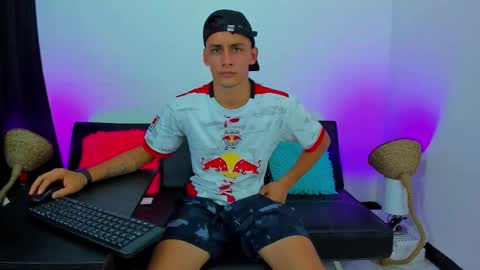 Snapshot of max_wild01 chatting on October 2025 02:59:02 AM MAX online show from October 2025 02:59:02 AM