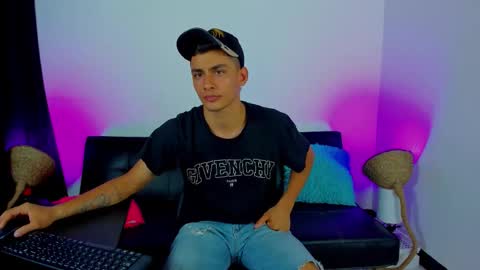 Snapshot of max_wild01 chatting on October 2025 01:28:01 AM MAX online show from October 2025 01:28:01 AM