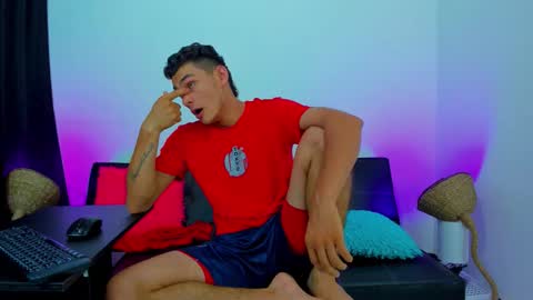 Snapshot of max_wild01 chatting on November 2025 08:25:02 AM MAX online show from November 2025 08:25:02 AM