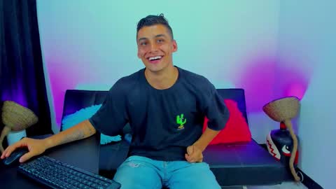 Snapshot of max_wild01 chatting on November 2025 08:20:02 AM MAX online show from November 2025 08:20:02 AM