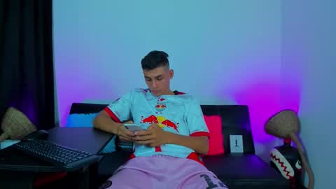 Snapshot of max_wild01 chatting on December 2025 11:20:02 PM MAX online show from December 2025 11:20:02 PM