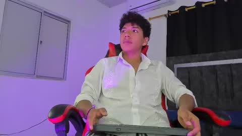 Snapshot of maximiliano_khalil chatting on November 2025 08:31:01 PM Maximiliano online show from November 2025 08:31:01 PM