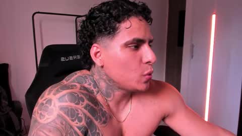 Maximoscott online show from November 2025 08:19:01 PM