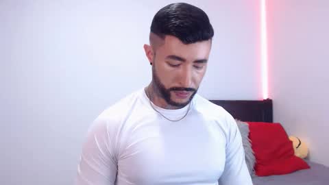 Independent Model online show from November 2025 02:43:02 AM