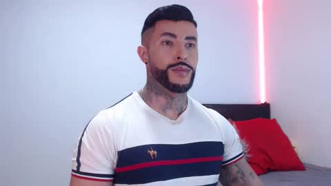 Independent Model online show from November 2025 04:45:01 AM