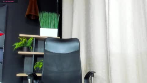 maxvolturi_ online show from May 2026 11:43:01 PM