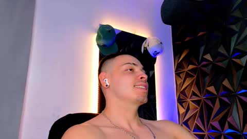 Snapshot of maxwell_dupont chatting on November 2025 09:58:01 PM MAX online show from November 2025 09:58:01 PM