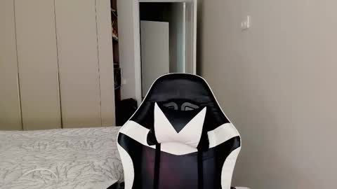 Mia online show from February 2026 03:04:01 AM