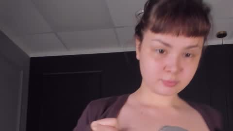 Woman online show from December 2025 02:02:02 PM