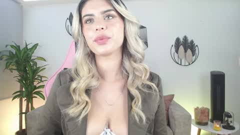 Snapshot of mayli_xx chatting on January 2025 04:50:01 AM ALIS online show from January 2025 04:50:01 AM