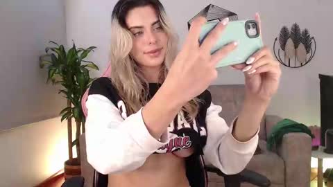 Snapshot of mayli_xx chatting on February 2025 04:33:01 AM ALIS online show from February 2025 04:33:01 AM