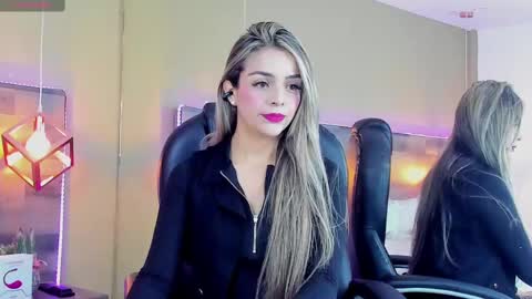 Snapshot of maylinfox chatting on January 2025 01:03:01 PM MaylinFox online show from January 2025 01:03:01 PM