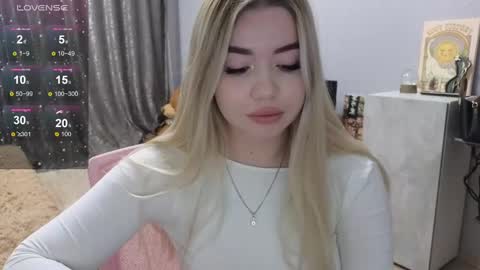 Snapshot of maymallorie chatting on February 2025 11:48:02 PM may online show from February 2025 11:48:02 PM