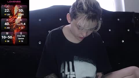 Megan and sophi online show from November 2025 05:33:01 PM