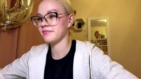 Snapshot of megganskurski chatting on April 2026 03:06:01 PM Mia online show from April 2026 03:06:01 PM