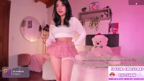 Snapshot of melanie_owo chatting on December 2024 01:11:01 PM Melanie online show from December 2024 01:11:01 PM