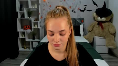 MelanieAlves online show from November 2025 06:30:01 PM