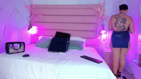 Melanie Roux online show from November 2025 08:11:02 PM