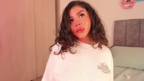 Snapshot of melina_ferrer1 chatting on February 2025 05:30:02 PM EI online show from February 2025 05:30:02 PM