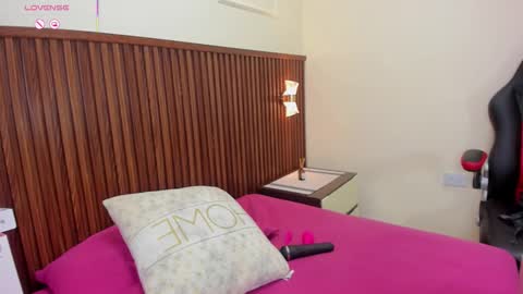 M E L I N A  online show from November 2025 08:18:02 PM