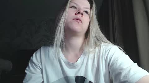 Snapshot of melissa__ray chatting on December 2024 07:00:02 PM Melissa Ray online show from December 2024 07:00:02 PM
