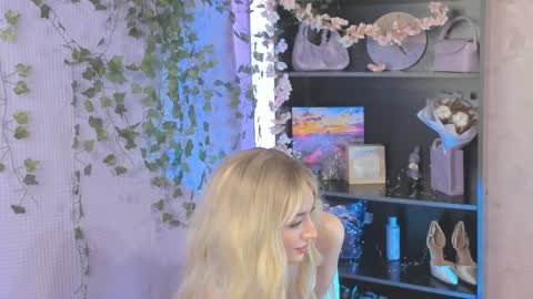 Snapshot of melissa_milton chatting on March 2025 04:43:02 AM Melissa - Your Dream Girl online show from March 2025 04:43:02 AM