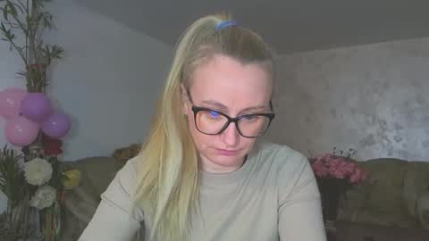 Snapshot of melly_rosey chatting on February 2026 08:33:02 AM Melly online show from February 2026 08:33:02 AM