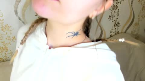 MelMooon online show from October 2025 12:04:02 PM