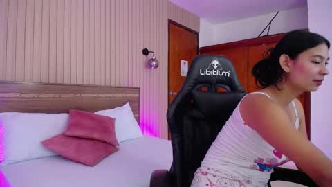 Snapshot of melody_flowers chatting on December 2024 12:33:01 PM Melody online show from December 2024 12:33:01 PM